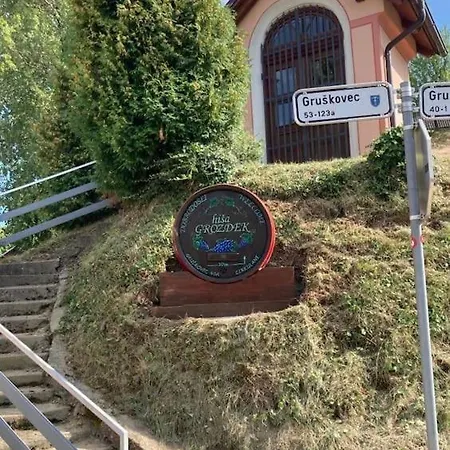 Cozy Family Place 'hisa Grozdek' - 40a Holiday home