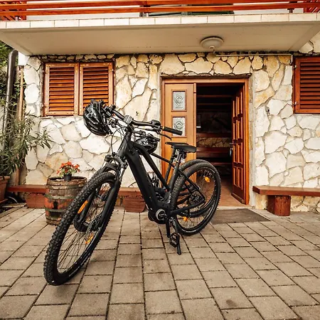 Cozy Family Place 'hisa Grozdek' - 40a Holiday home